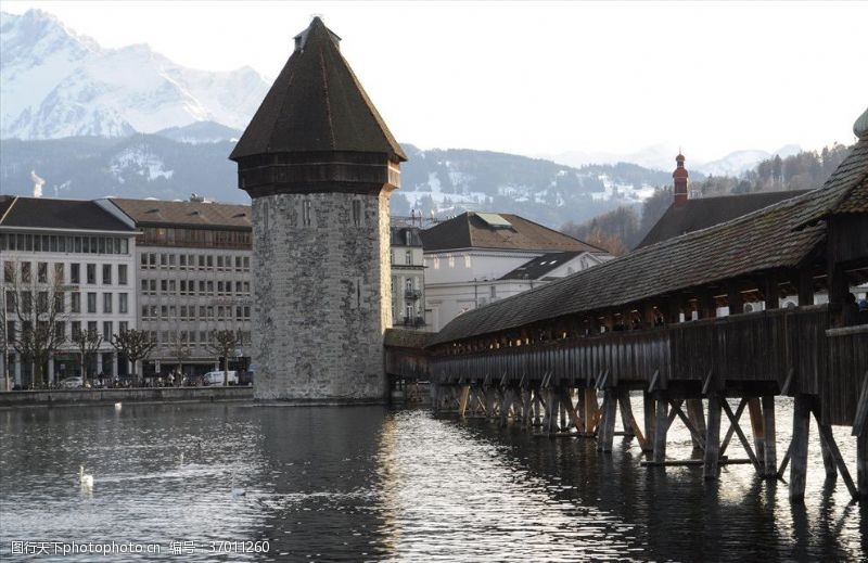 瑞士琉森湖八角水塔和欧洲最古老