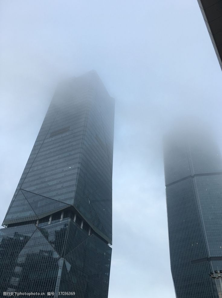 屹立雾里的大楼