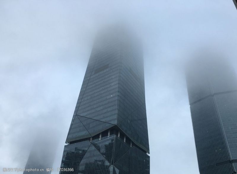云雾缭绕雾里的高楼