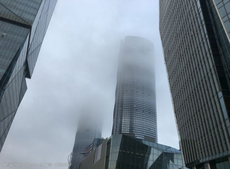 云雾缭绕被雾包裹的高楼