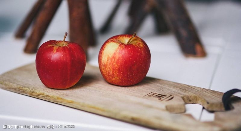 新鲜的水果标签苹果清脆好吃的苹果