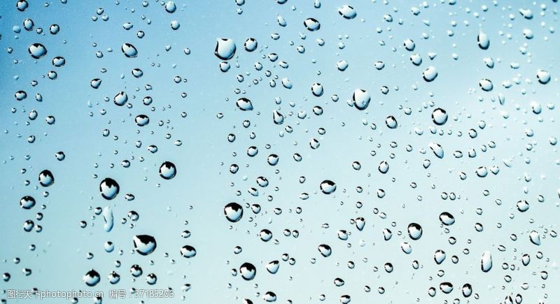 下雨快乐玻璃上的水滴