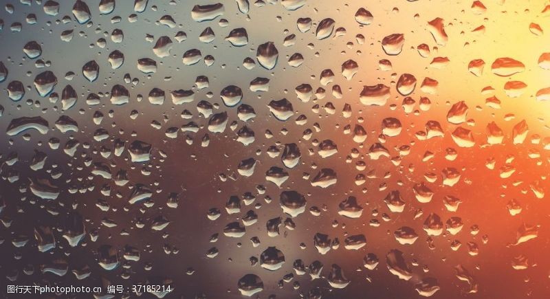 下雨快乐玻璃上的水滴