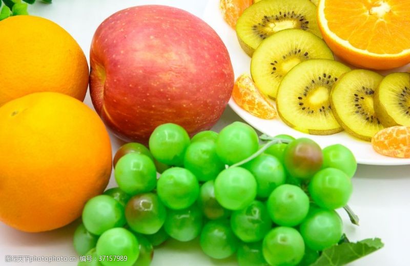 绿色叶子水果与水果拼盘