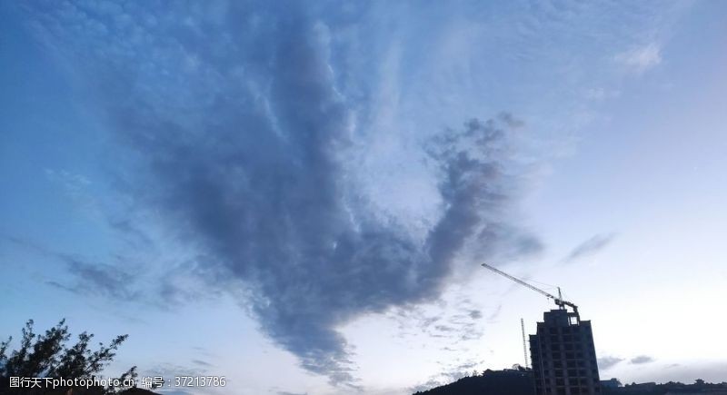 天然免费下载夜空中的凤形云朵图片下载