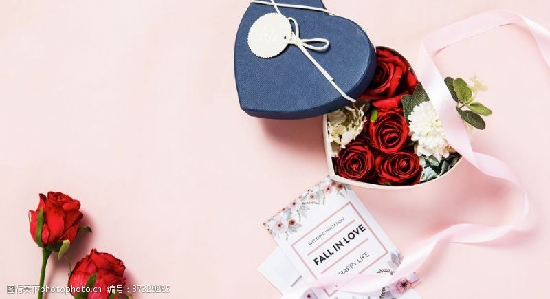 七夕粉红背景上装满花的礼物盒
