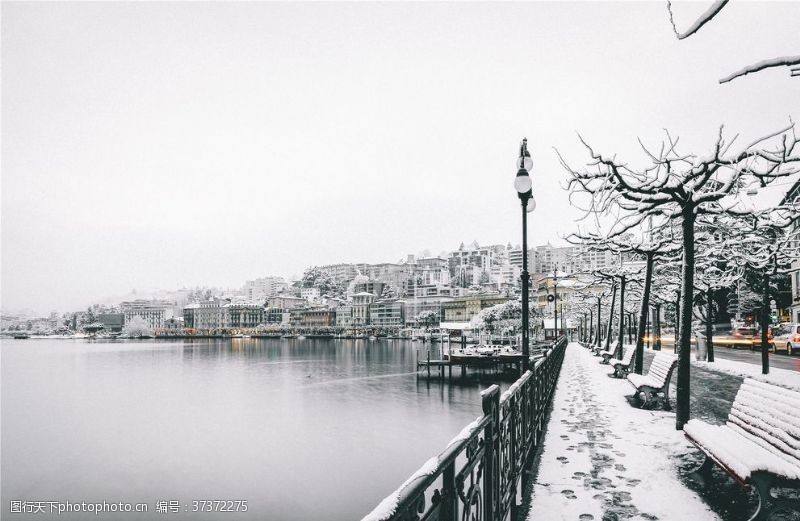 冬天的城市城市的湖边雪景