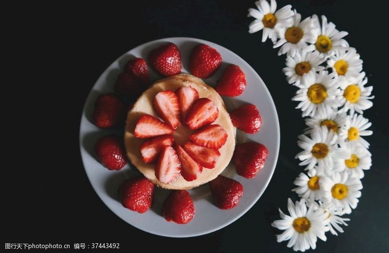 饮品素材美味的草莓蛋糕