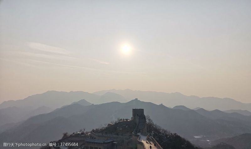 蜿蜒八达岭长城风景照