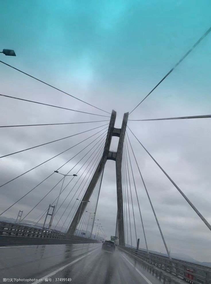 吊桥雨天的桥梁