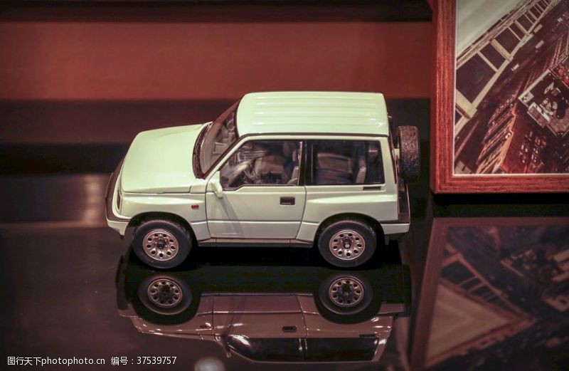 小型白色高档车模玩具