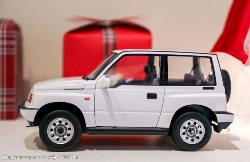 小型白色高档车模玩具
