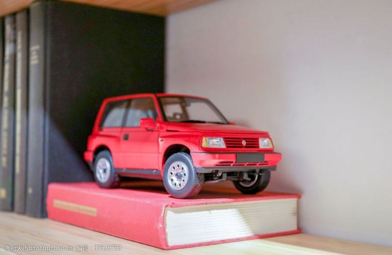 小型红色高档车模玩具