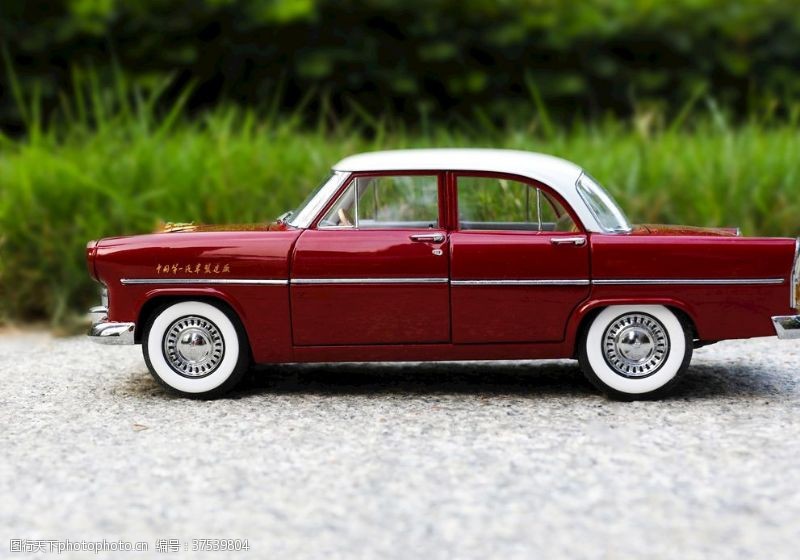 小型红色高档车模玩具