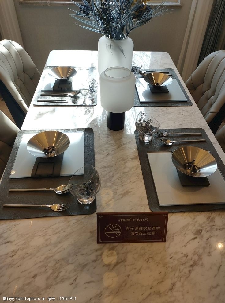 别墅餐厅餐桌