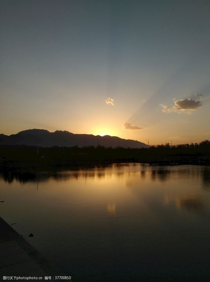 日落的湖边日落