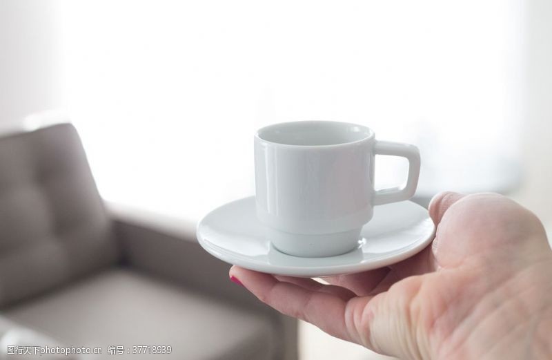 茶水手托咖啡杯摄影