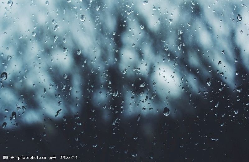 雨天窗外玻璃水珠雨滴朦胧外景