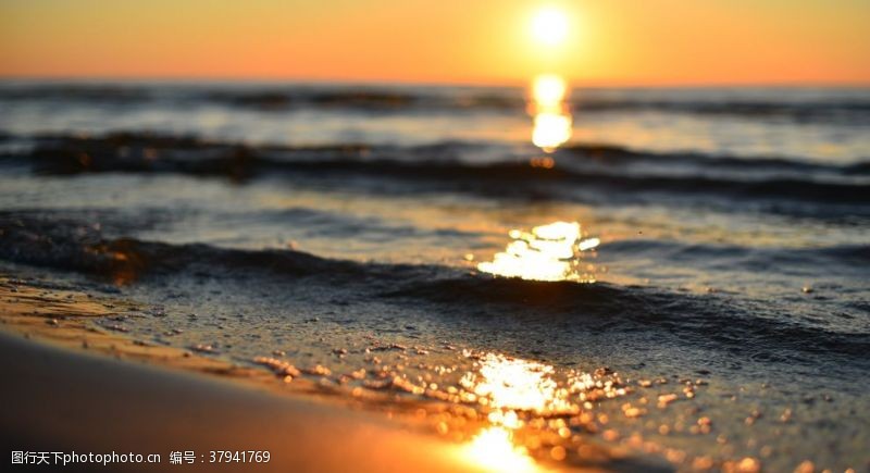 气势磅礴夕阳下的海