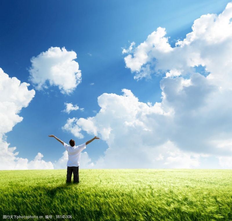 环保图片蓝天白云绿草人物拥抱天空