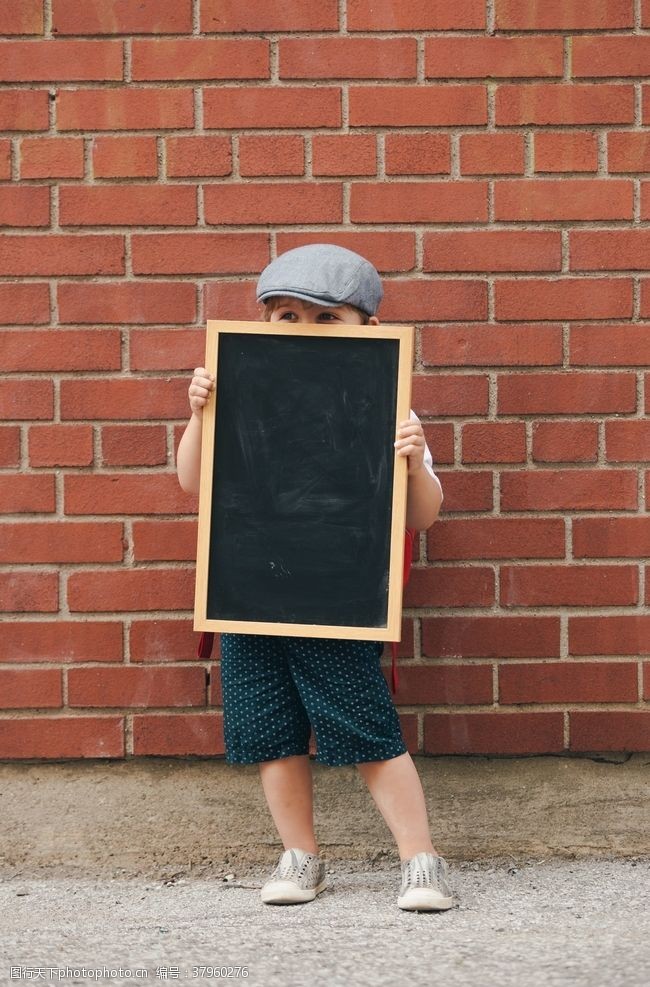 快乐的生活拿着黑板的小男孩