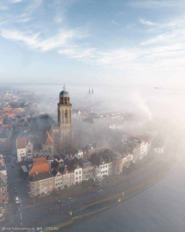 云雾缭绕清晨烟雾缭绕的海边城市