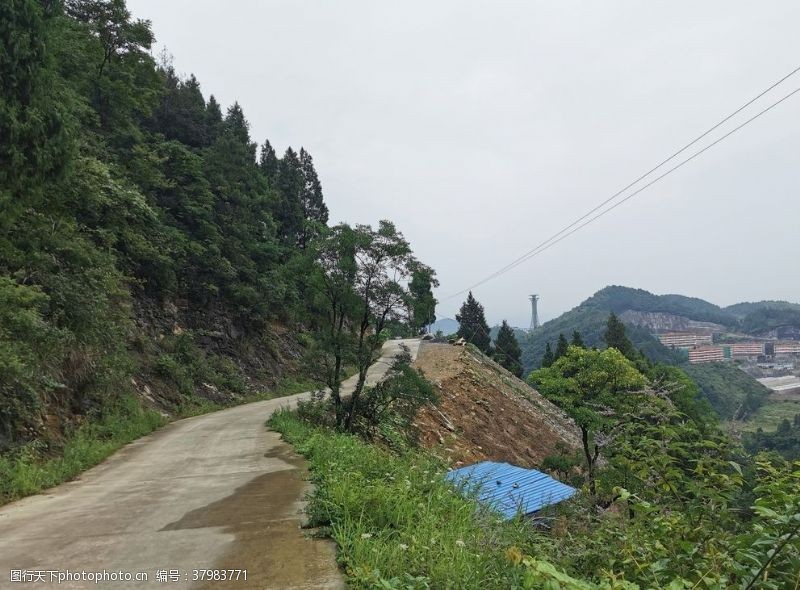 蜿蜒山路