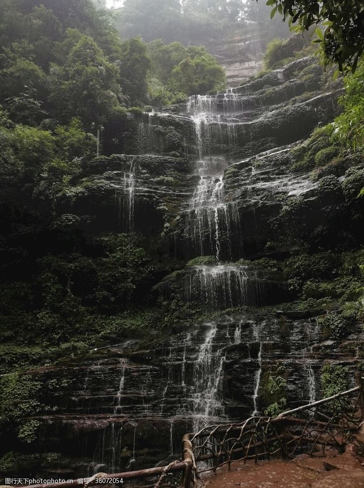 青葱大树碧峰峡千层岩瀑布