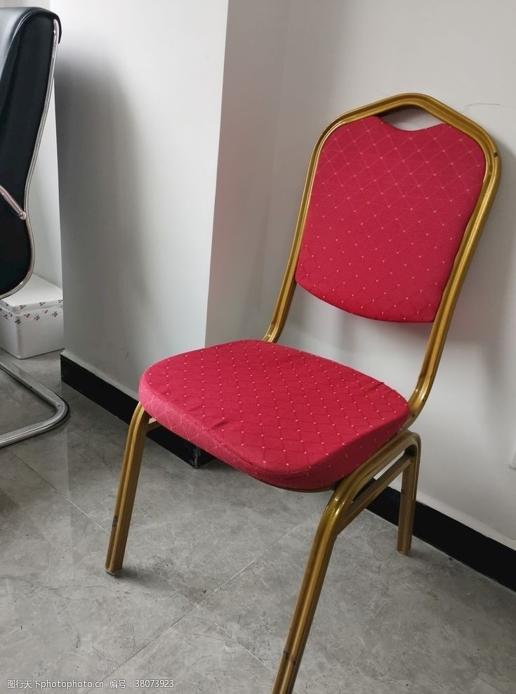 大型会议室红色高档椅子侧面照