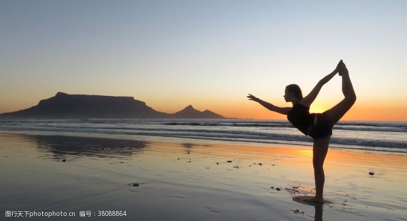 跳舞剪影沙滩练瑜伽的女性