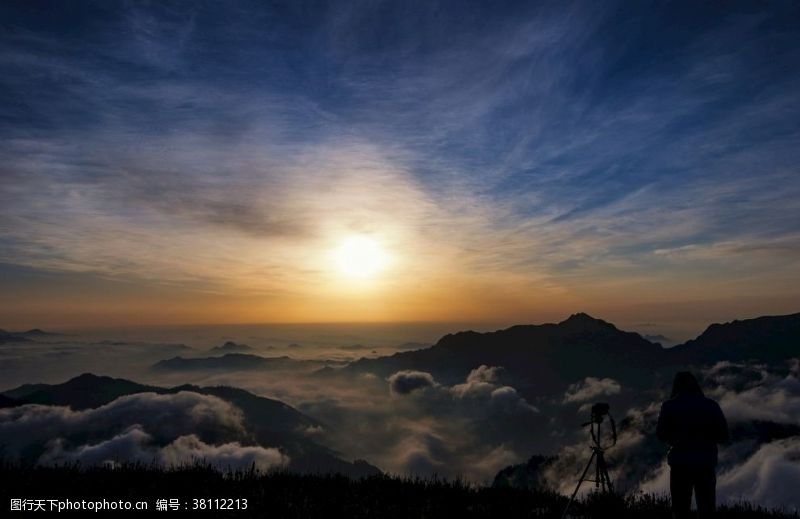 山顶上的云二郎山红岩顶日出