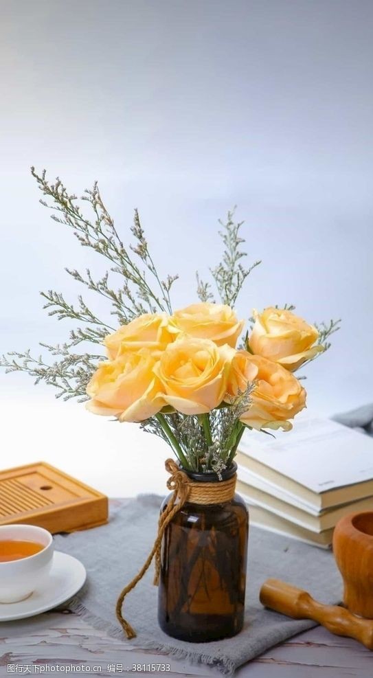 美丽迷人黄色玫瑰插花