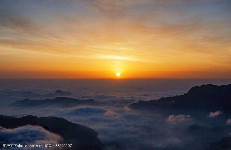 山顶上的云二郎山红岩顶日出