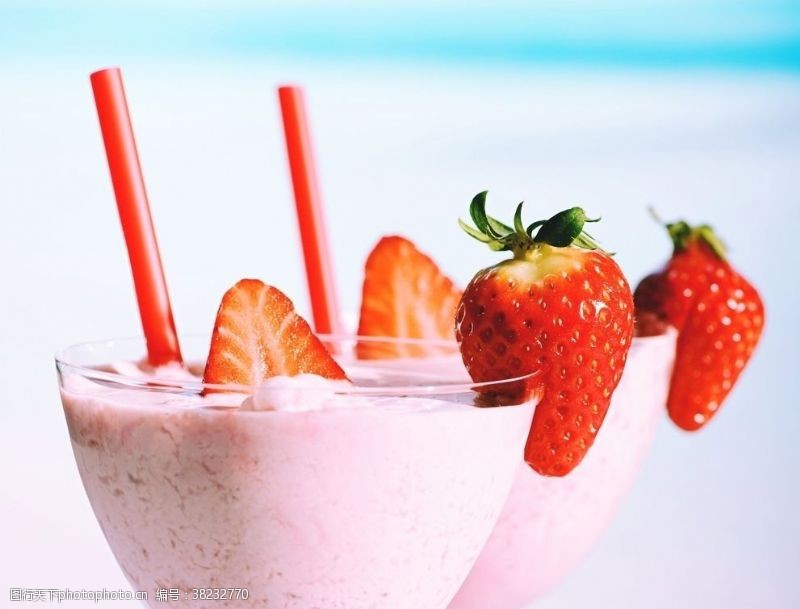 清凉一夏海报草莓水果饮料