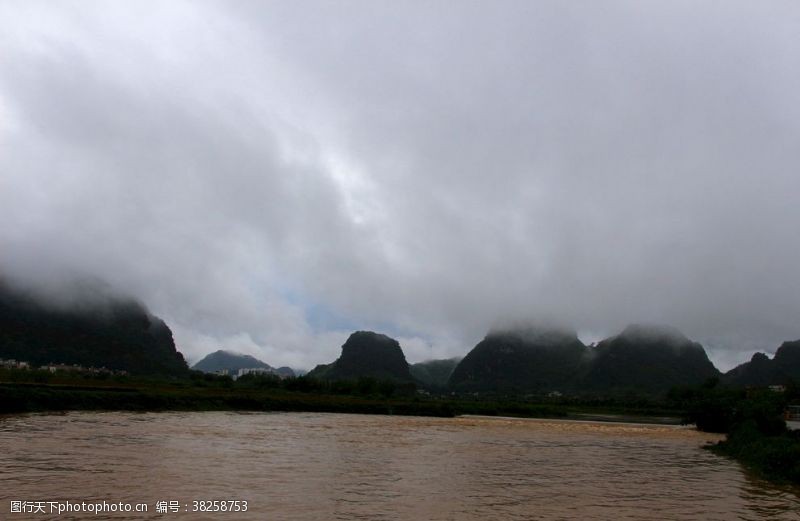 洪水黑云压顶