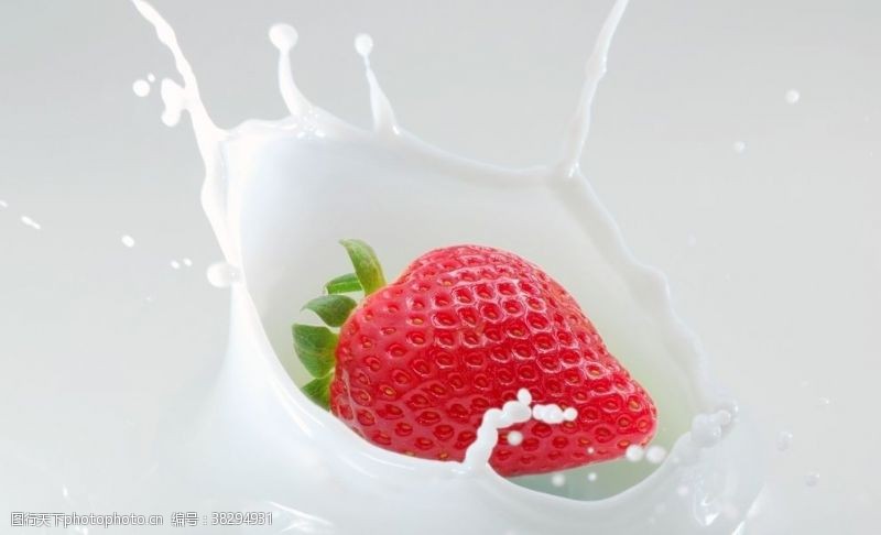 清凉海报草莓牛奶