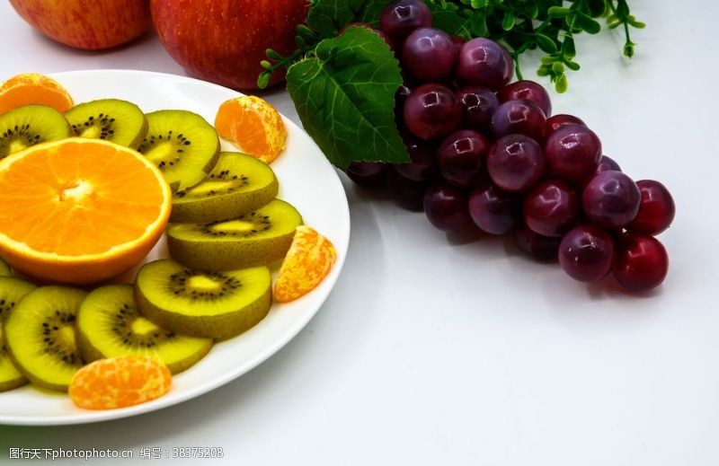 橙色叶子葡萄与水果拼盘