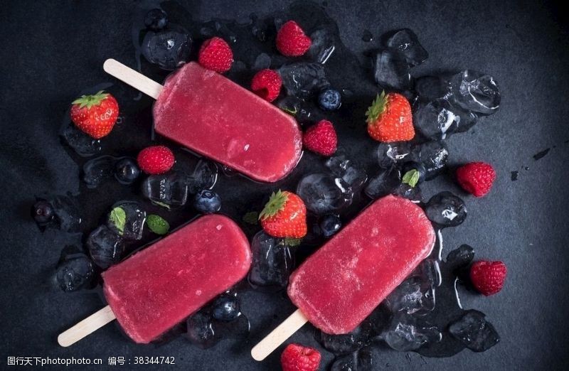 冰冻西瓜树莓冰棍