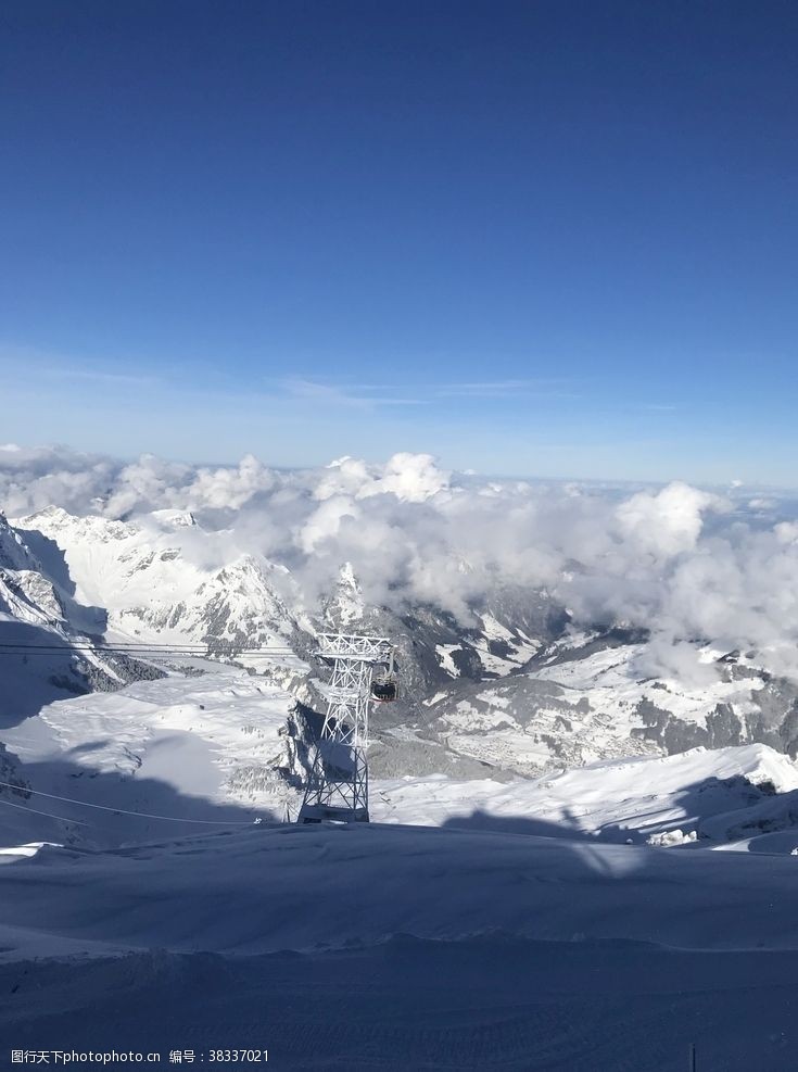 阿尔卑斯山风光蓝天下的雪景风光