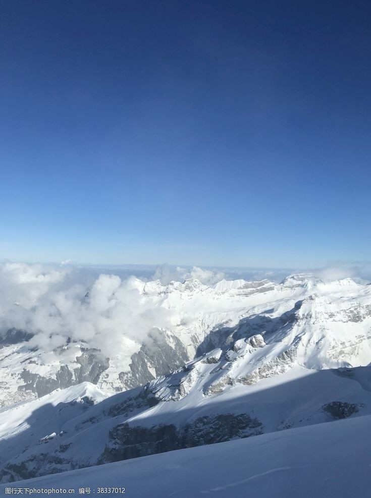 阿尔卑斯山风光蓝天下的雪山