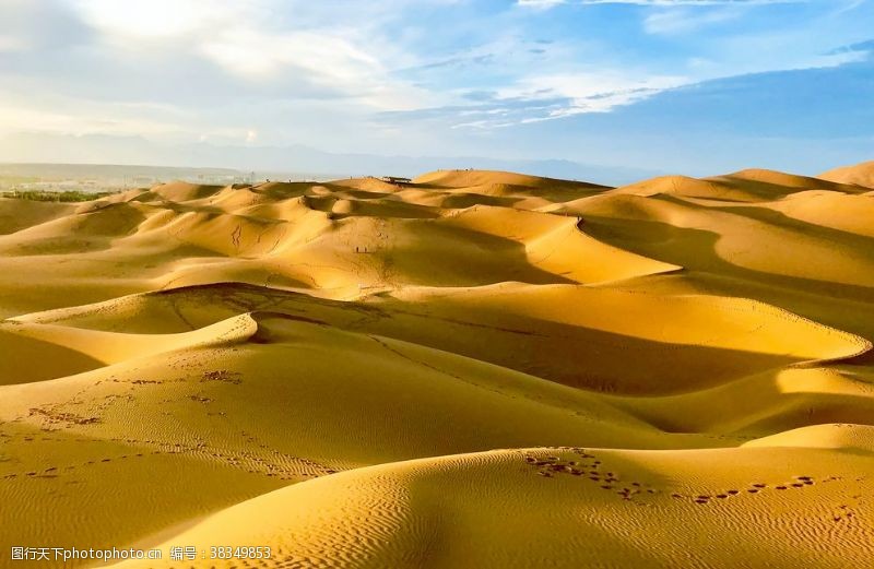 新疆库木塔格沙漠风光