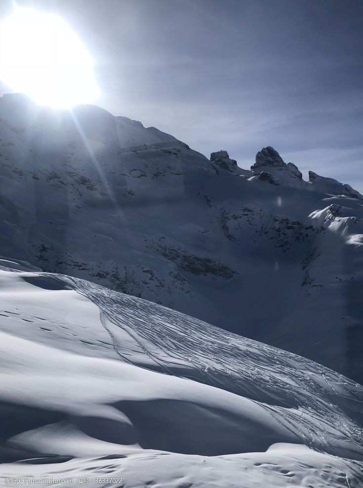阿尔卑斯山风光阳光下的雪山雪景
