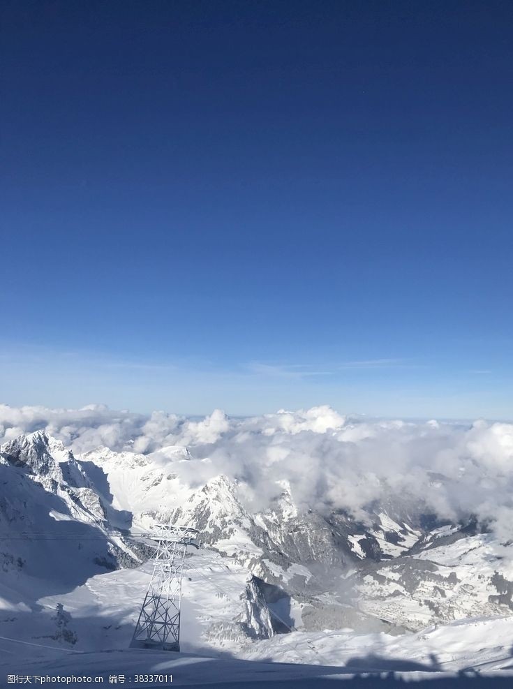 阿尔卑斯山风光蓝天下的雪景