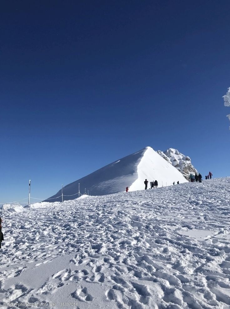 阿尔卑斯山风光雪山中的雪山