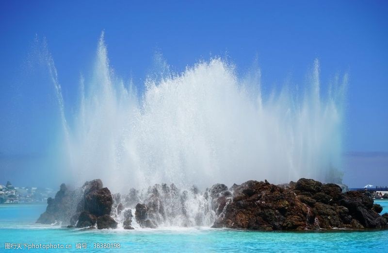 蓝色的海洋喷泉