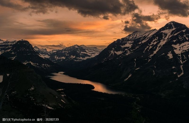 夕阳斜下山川河流