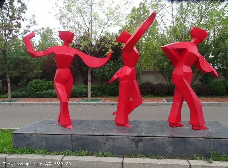 体育赛事红衣女子跳舞雕塑