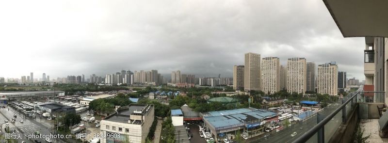 暴雨城市全景