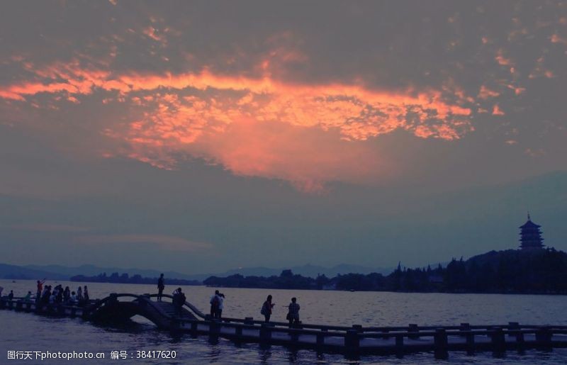 雷雨西湖夜景