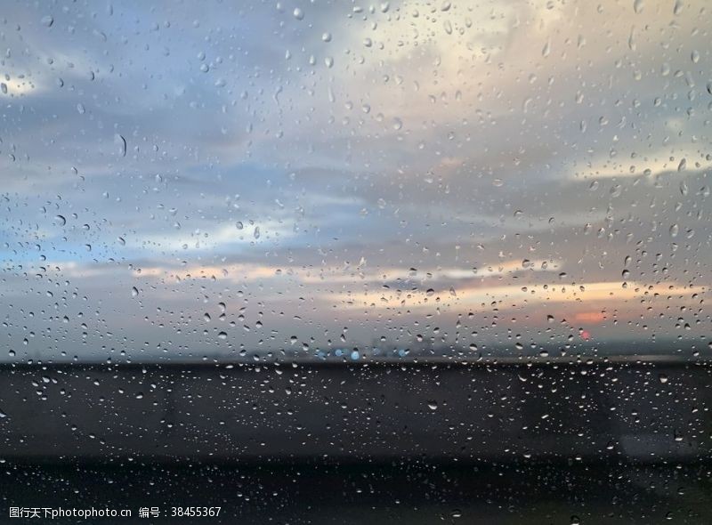 雨天窗外高速路的晚霞